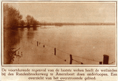 350399 Gezicht op de overstroomde landerijen langs de Randenbroekerweg te Amersfoort.